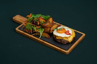 Біфштекс з печеною картоплею (460г)