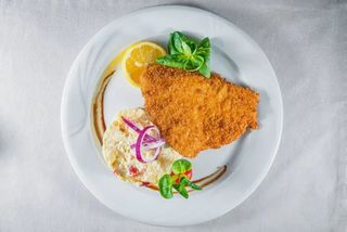 Schnitzel din mușchi de porc cu salată de cartofi