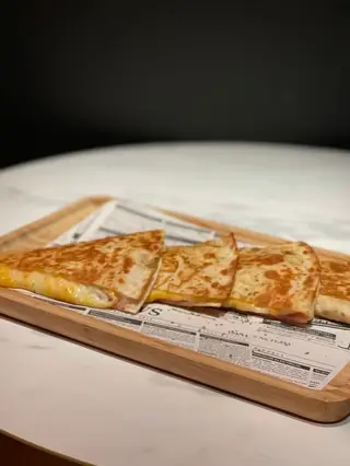 Quesadilla de tinga de pollo. 