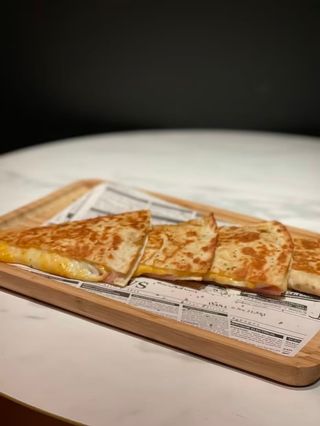 Quesadilla de tinga de pollo. 