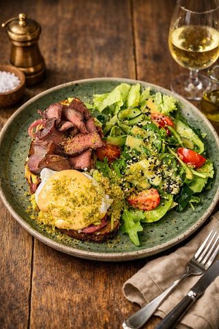 Авокадо тост з ростбіфом та яйцем пашот