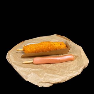 Корндог в паніровці (сосиска)