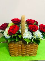 წითელი ვარდები და ჰორტენზია სასაჩუქრე კალათა