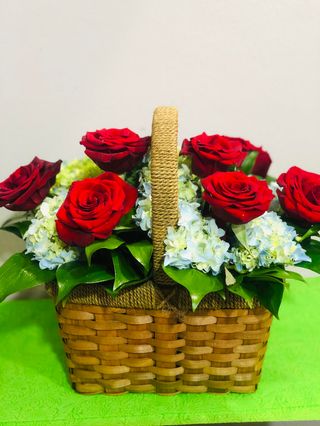 წითელი ვარდები და ჰორტენზია სასაჩუქრე კალათა