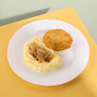 Фіш-котлета з креветками з пюре під карамелізованою цибулькою