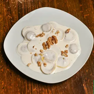 Lunette de queso de cabra y cebolla caramelizada con nata y nueces 