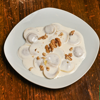 Lunette de queso de cabra y cebolla caramelizada con nata y nueces 