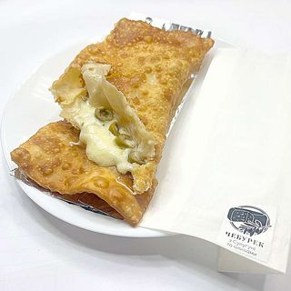 Чебурек з сиром сулугуні та оливами (290г)