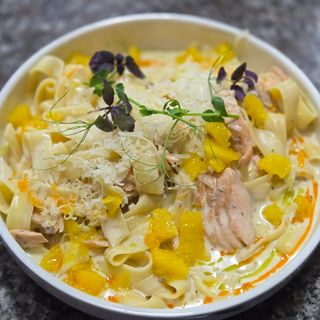 პასტა ორაგულით და კარამელიზირებული ფორთოხლით