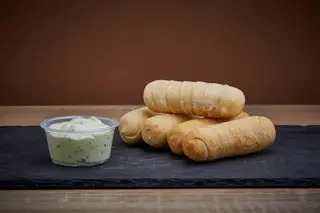 Tequeños Toro con Mayonesa de Albahaca