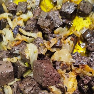 Sangre frita con Cebolla