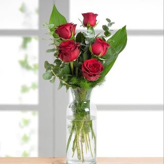 Buchet cu 5 trandafiri freedom