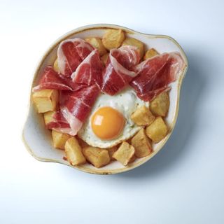 Huevos rotos con paletilla ibérica