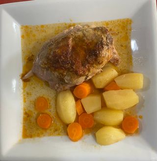 Codillo al horno con patata asada (ración)