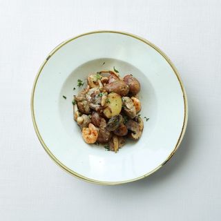 Solomillo De Cerdo Salteado Con Gambas Y Setas Variadas Al Ajillo