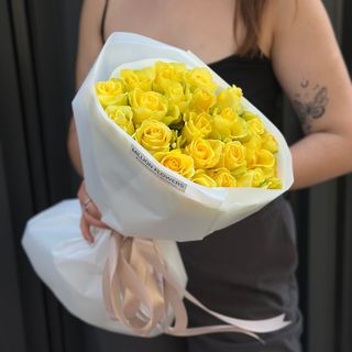 23 жовті троянди