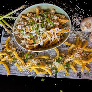 Cartofi prajiti pai cu parmezan, verdeata si sos 