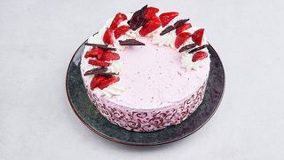 Tort bezowy z truskawkami i czekoladą 1.1 kg