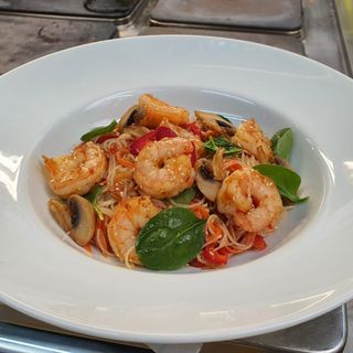 Salata thailandeza cu taietei de orez si creveti 