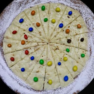 Base di pizza con cioccolato bianco e M&M'S