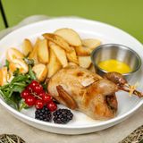 Запеченый перепел, картофельные дольки и сливочно-апельсиновый соус