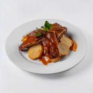 Sporo pečena marinirana svinjska rebarca s pečenim krumpirom