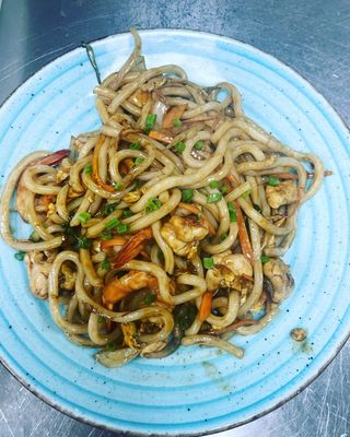 Udon Salteado Con Pollo Y Langostino