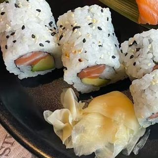 123.Roll De Salmón Y Aguacate (8 Pzs.)