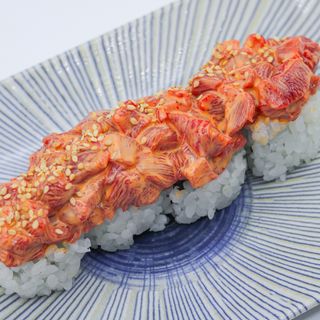 Uramaki de Tartar de Ternera con Mahonesa de Siracha
