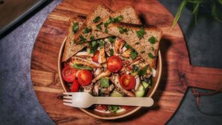 SAŁATKA Z GRILLOWANYM KURCZAKIEM oraz pełnoziarnistymi tostami