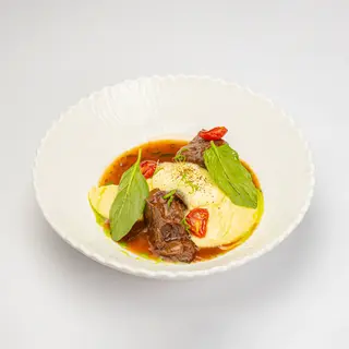 Щёчки с картофельным муссом и говяжьим жу