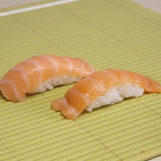 Nigiri salmone - 2 pezzi