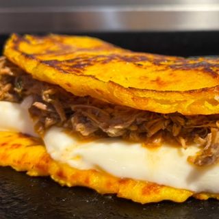 Cachapa De Carne Mechada Y Queso