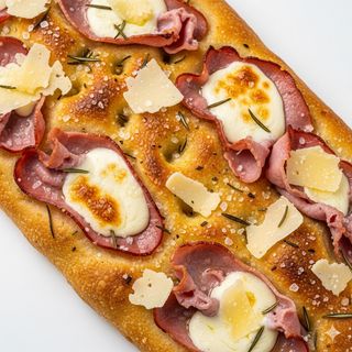 Focaccia con cotto e formaggio
