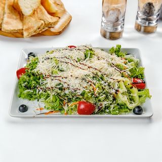 მწვანე სალათი პარმეზანით