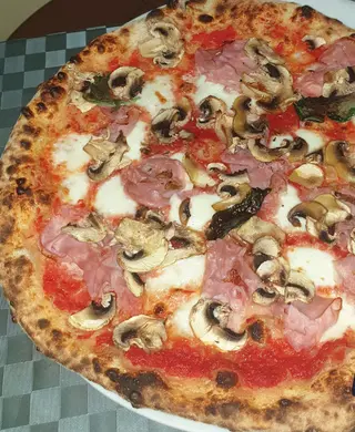 prosciutto e funghi