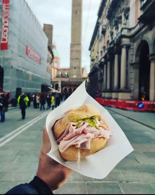 4. Mortadella, burrata, salsa di pistacchi, granella di pistacchi