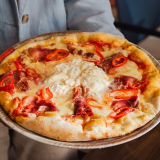 Pizza burata pršuta pesto