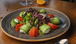 კიტრი-პომიდვრის სალათი გურული აჯიკით