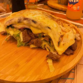 Patacón de pollo desmechado