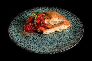 Snitel de porc cu mozarella si sos napoletan