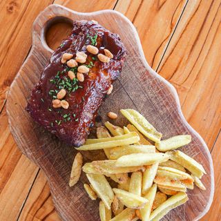 Costillas de cerdo con salsa barbacoa y cacahuetes