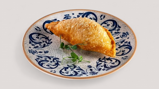 Жареный пирожок с капустой