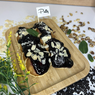 10 мини палачинки с Домашно сладко от боровинки и филиран бадем