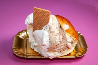 Brioche gelato con panna