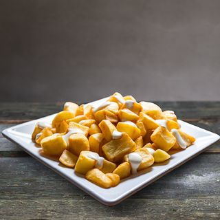 Patatas alioli grandes