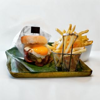 Hamburguesa de postureo + patatas fritas