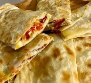 Гезлеме з бастурмою,сиром та помідором