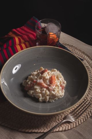 Ensaladilla de langostinos, patatas, yema curada y piparras