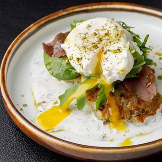 Draniki din cartofi cu iaurt grecesc, mărar și ou poșat   New